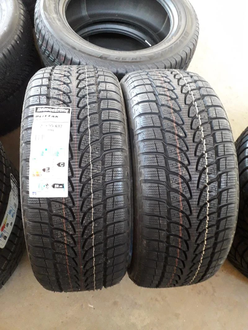 Гуми Зимни 235/55R17, снимка 1 - Гуми и джанти - 45864110