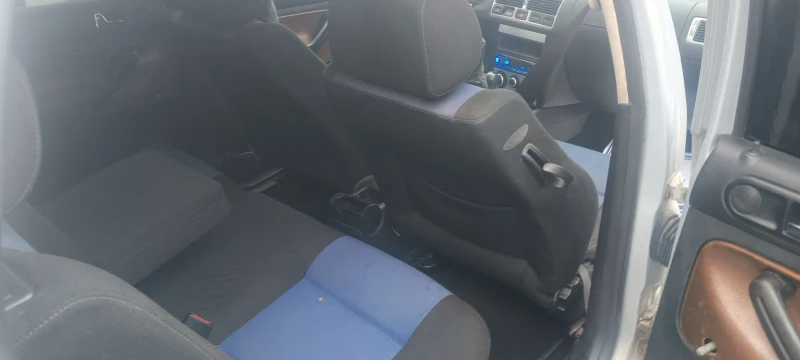 VW Golf 1.6, снимка 4 - Автомобили и джипове - 53400388