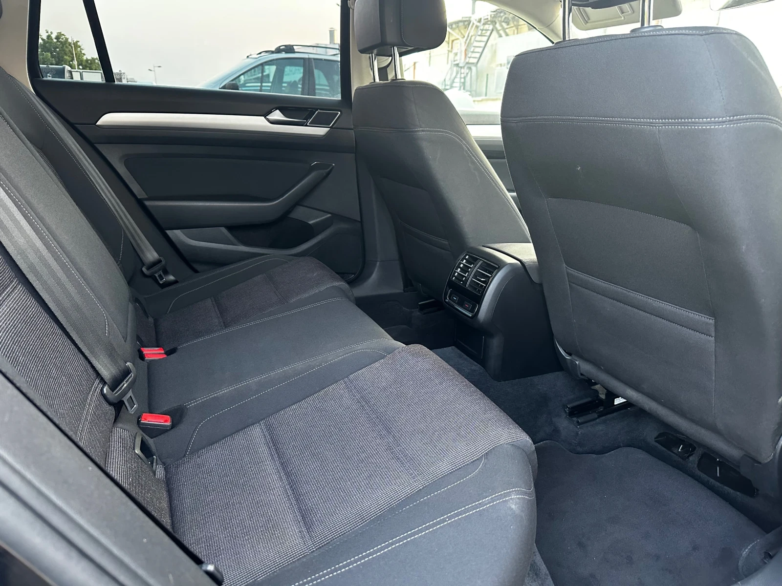 VW Passat 2.0TDi / DSG / Distronic / масаж / Подгреви - изображение 9