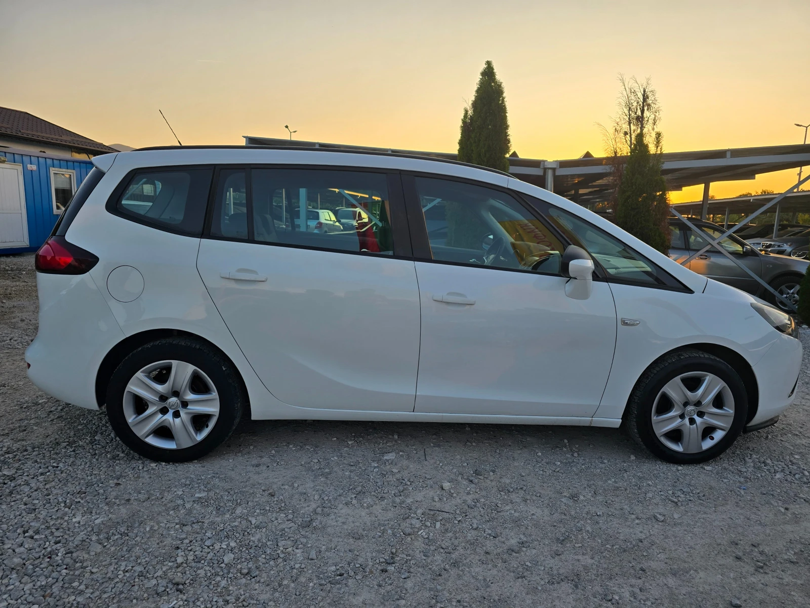 Opel Zafira 1.4 БЕНЗИН ! ! РЕАЛНИ КИЛОМЕТРИ - изображение 6