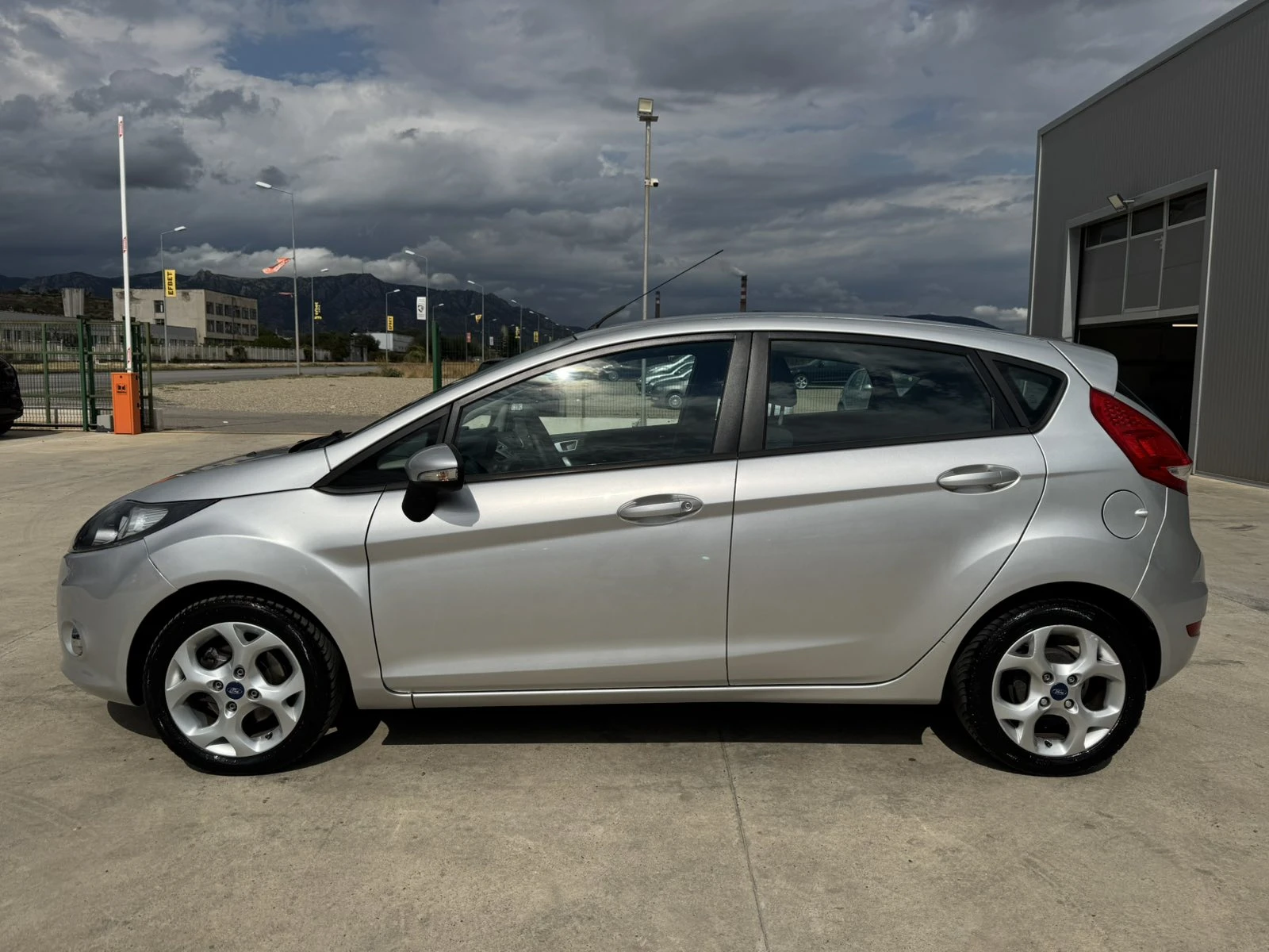 Ford Fiesta 1.4* 97ps* GAS* КЛИМАТИК - изображение 2