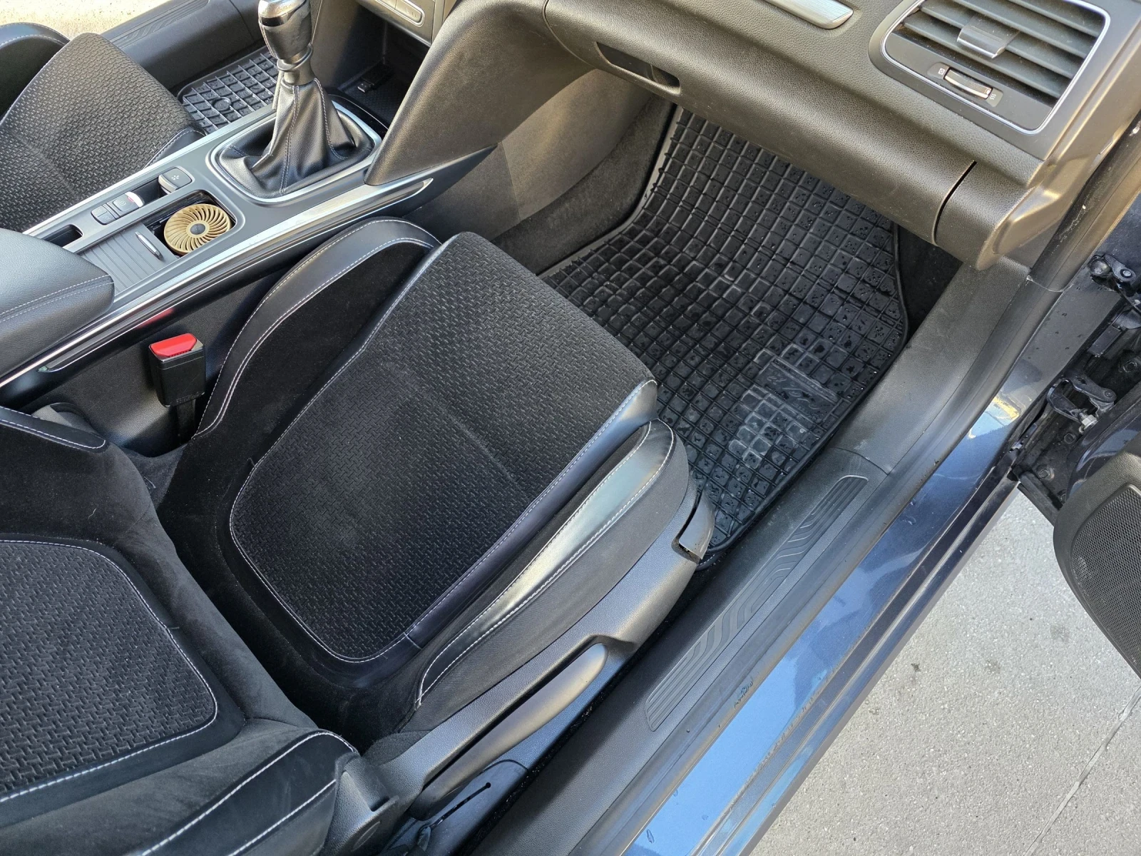 Renault Megane 1.5 dci INTENS, снимка 12 - Автомобили и джипове - 53786757