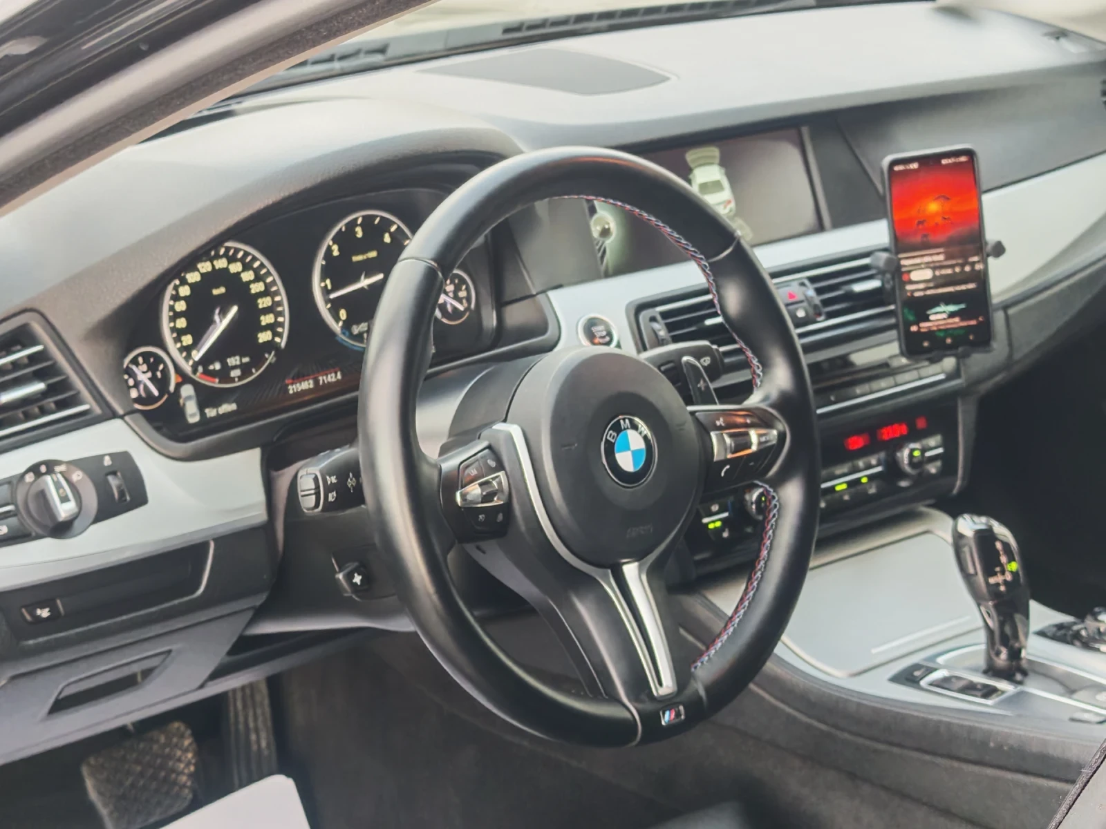 BMW 530 F10/TOP// HeadUp//SoftClose//KeyLess Go//ОБСЛУЖЕН , снимка 13 - Автомобили и джипове - 54229808