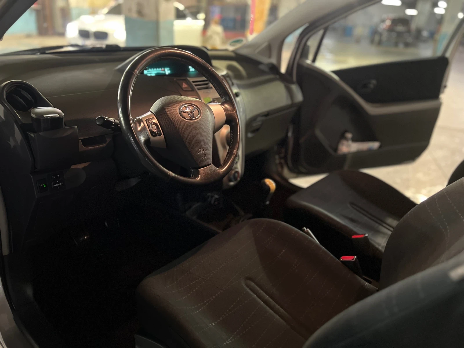 Toyota Yaris 1.3, снимка 8 - Автомобили и джипове - 54266861