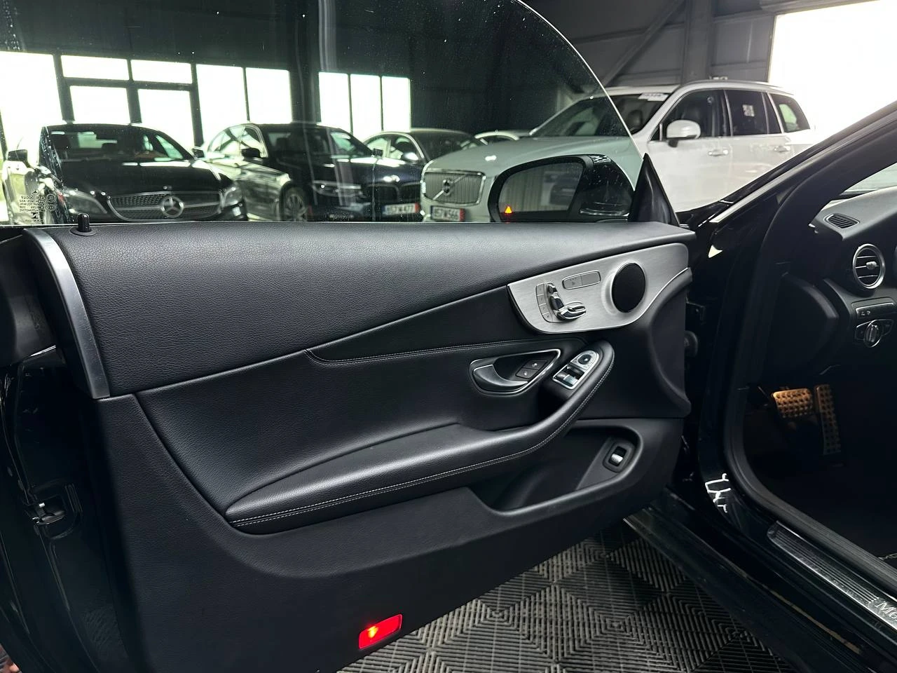 Mercedes-Benz C 300 * СМЕНЕНИ ВЕРИГИ* 360* ПАНОРАМА* АМГ ПАК* ЛИЗИНГ* , снимка 7 - Автомобили и джипове - 55034059