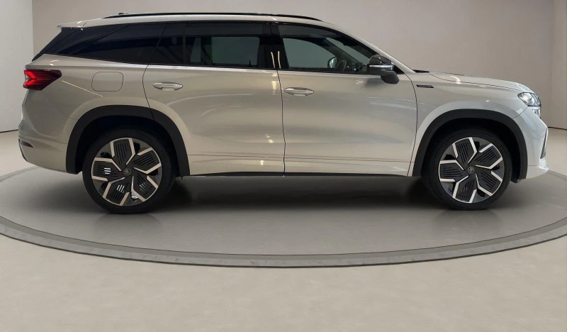 Skoda Kodiaq SPORT-LINE* CANTON* DISTR* MEMORY* KEYLESS* , снимка 3 - Автомобили и джипове - 52441692
