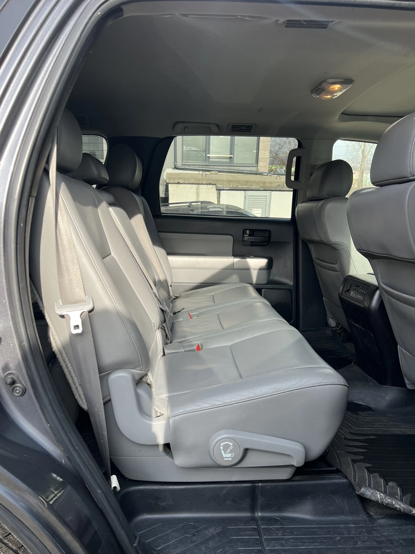 Toyota Sequoia 5.7  V8 4WD - изображение 9