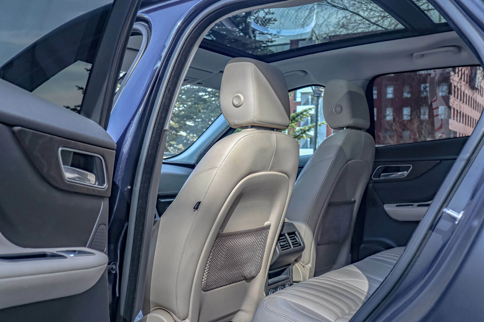 Jaguar F-PACE 3.0d/Virtual/HuD/Камера/Панорама/Меридиан/Lane Ass, снимка 9 - Автомобили и джипове - 55678298