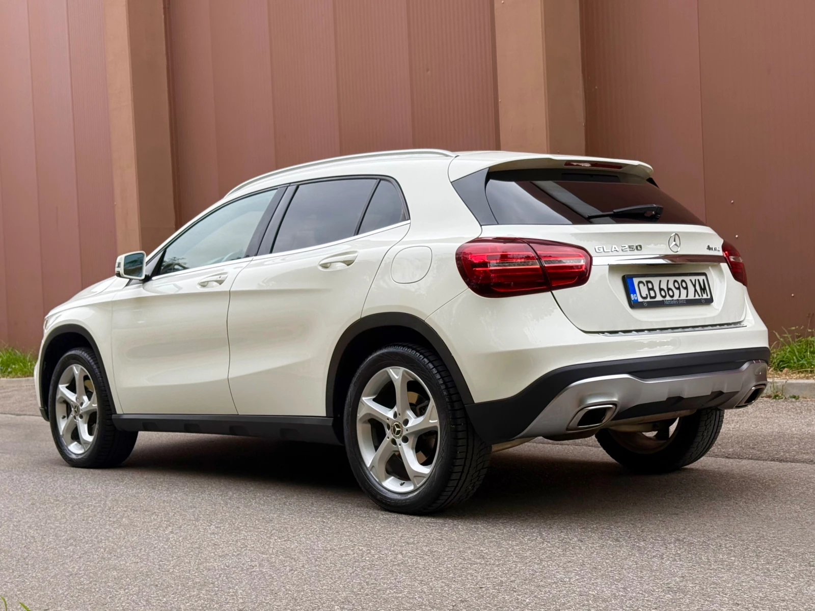 Mercedes-Benz GLA 250 FACELIFT| 4 MATIC| PANORAMA| KEYLESS| MEMORY ГАРАН, снимка 3 - Автомобили и джипове - 56227271