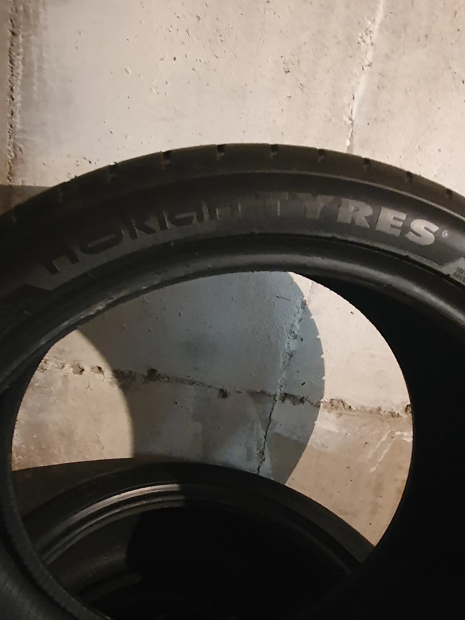 Гуми Летни 245/40R20, снимка 4 - Гуми и джанти - 54399705