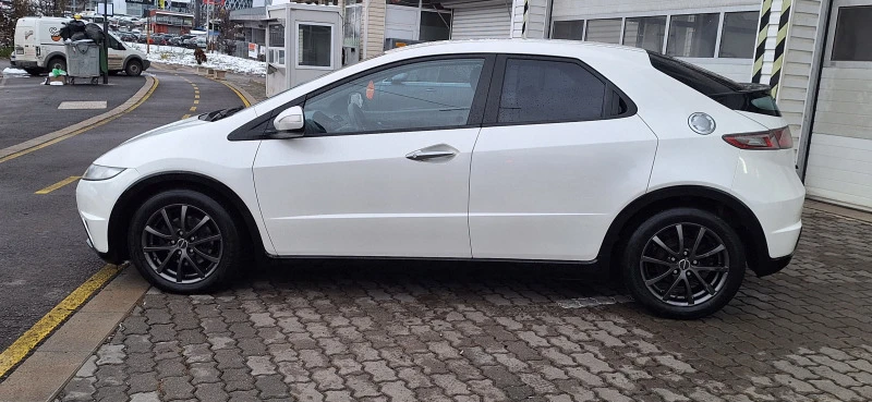 Honda Civic 1.8  Face lift Бяла Перла!!, снимка 4 - Автомобили и джипове - 43439072