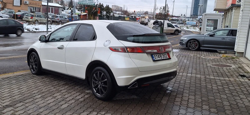 Honda Civic 1.8  Face lift Бяла Перла!!, снимка 5 - Автомобили и джипове - 43439072