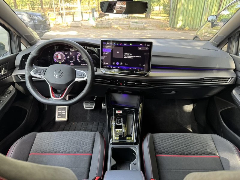 VW Golf GTI/ LED/ DISTR/ CARPLAY, снимка 10 - Автомобили и джипове - 55890424