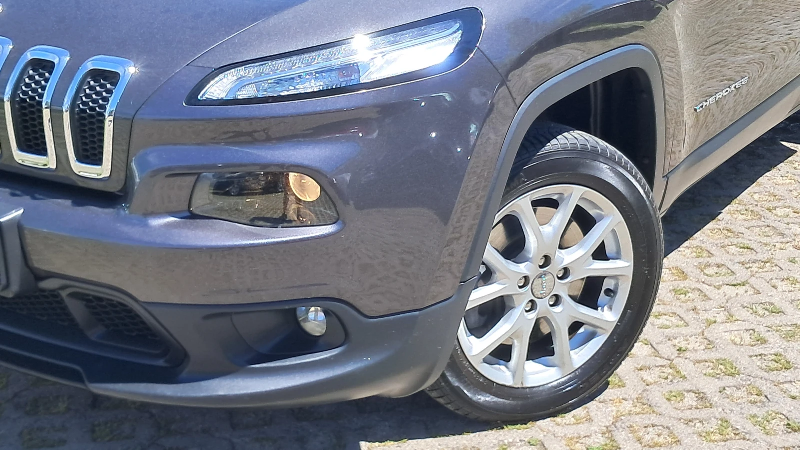 Jeep Cherokee 4X4 РЕАЛ КМ ИЗКЛЮЧИТЕЛНО СЕРВИЗ КНИЖК ОБСЛУЖН НАВИ, снимка 2 - Автомобили и джипове - 17234440