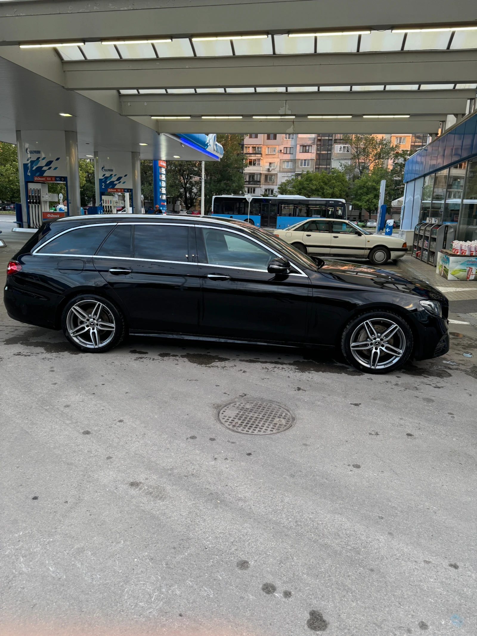 Mercedes-Benz E 220 AMG Premium  - изображение 4