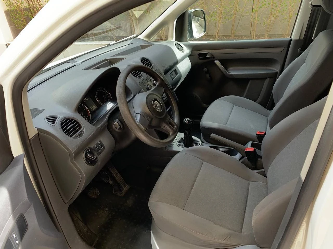 VW Caddy 1.6 TDI, снимка 12 - Автомобили и джипове - 55429198