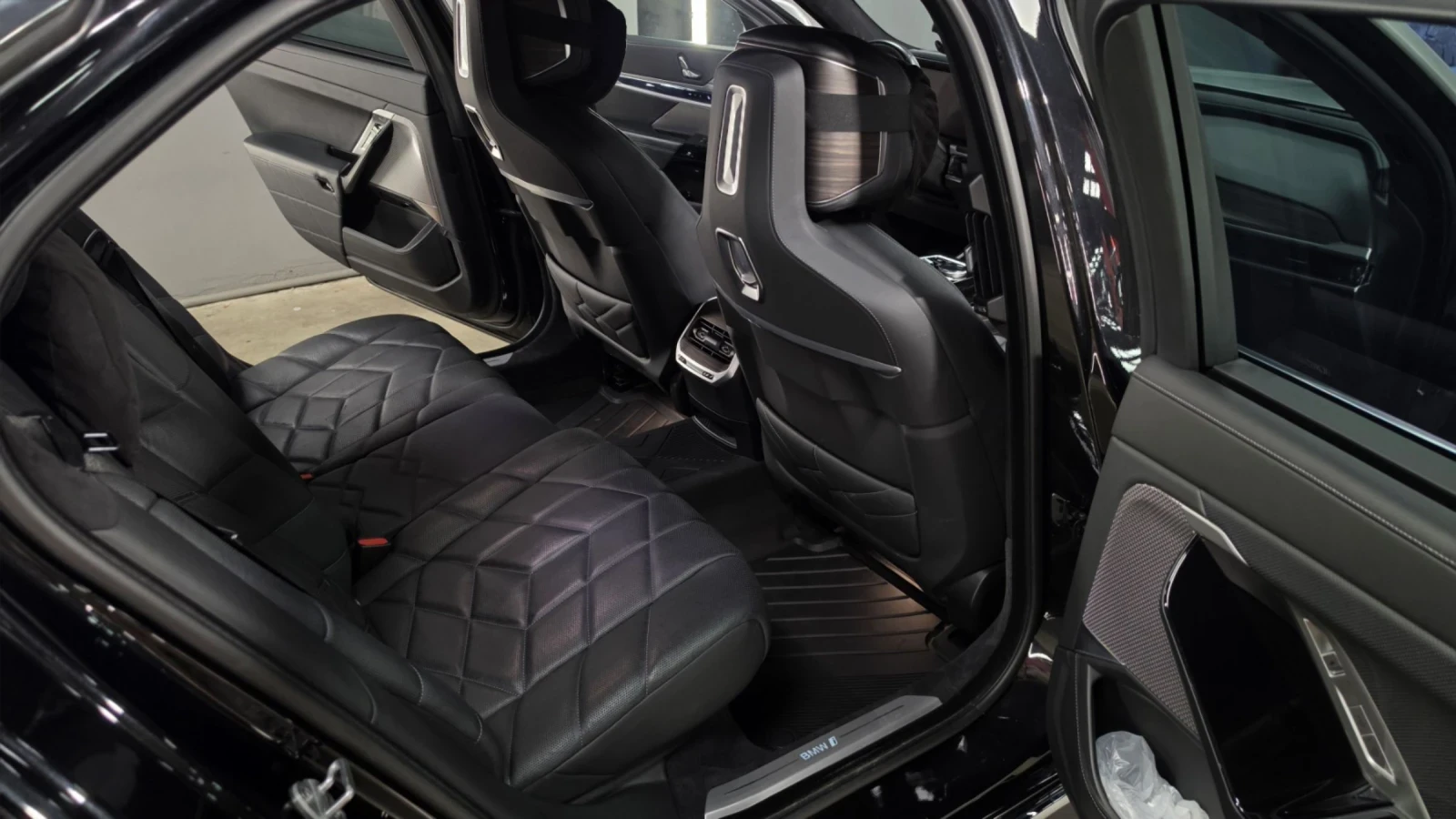 BMW i7 Xdrive 60, Theater, HUD, 4x4, снимка 13 - Автомобили и джипове - 55744032