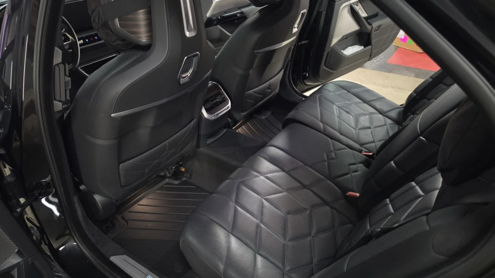 BMW i7 Xdrive 60, Theater, HUD, 4x4, снимка 12 - Автомобили и джипове - 55744032