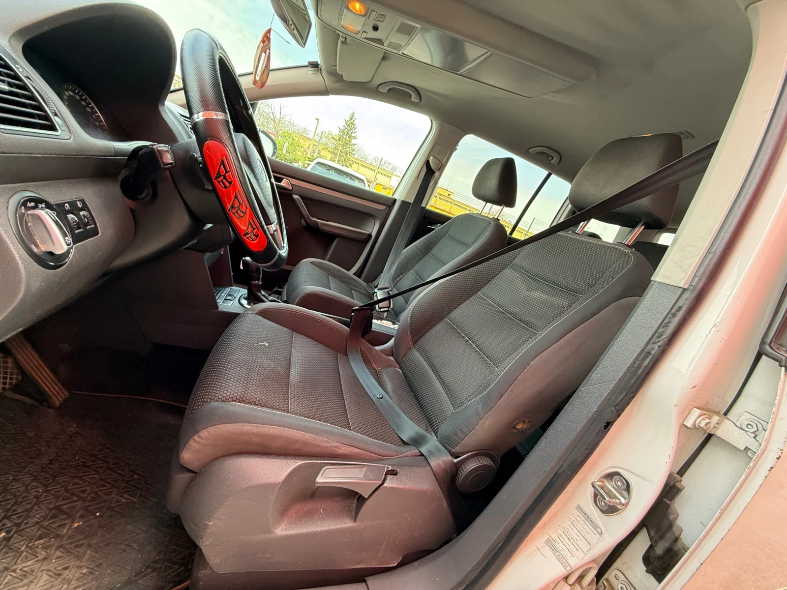 VW Touran 2.0TDI* DSG* 2013год - изображение 8