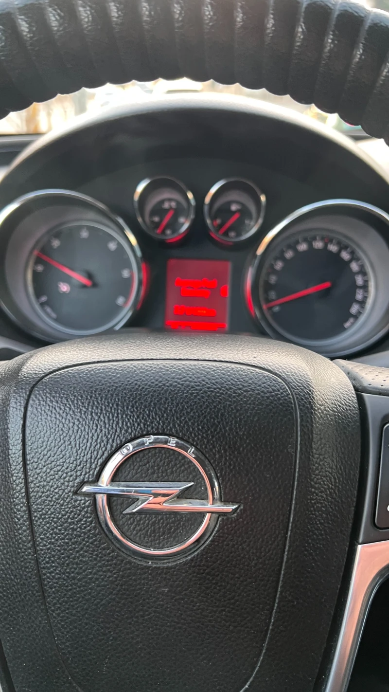 Opel Insignia комби, снимка 11 - Автомобили и джипове - 52879945