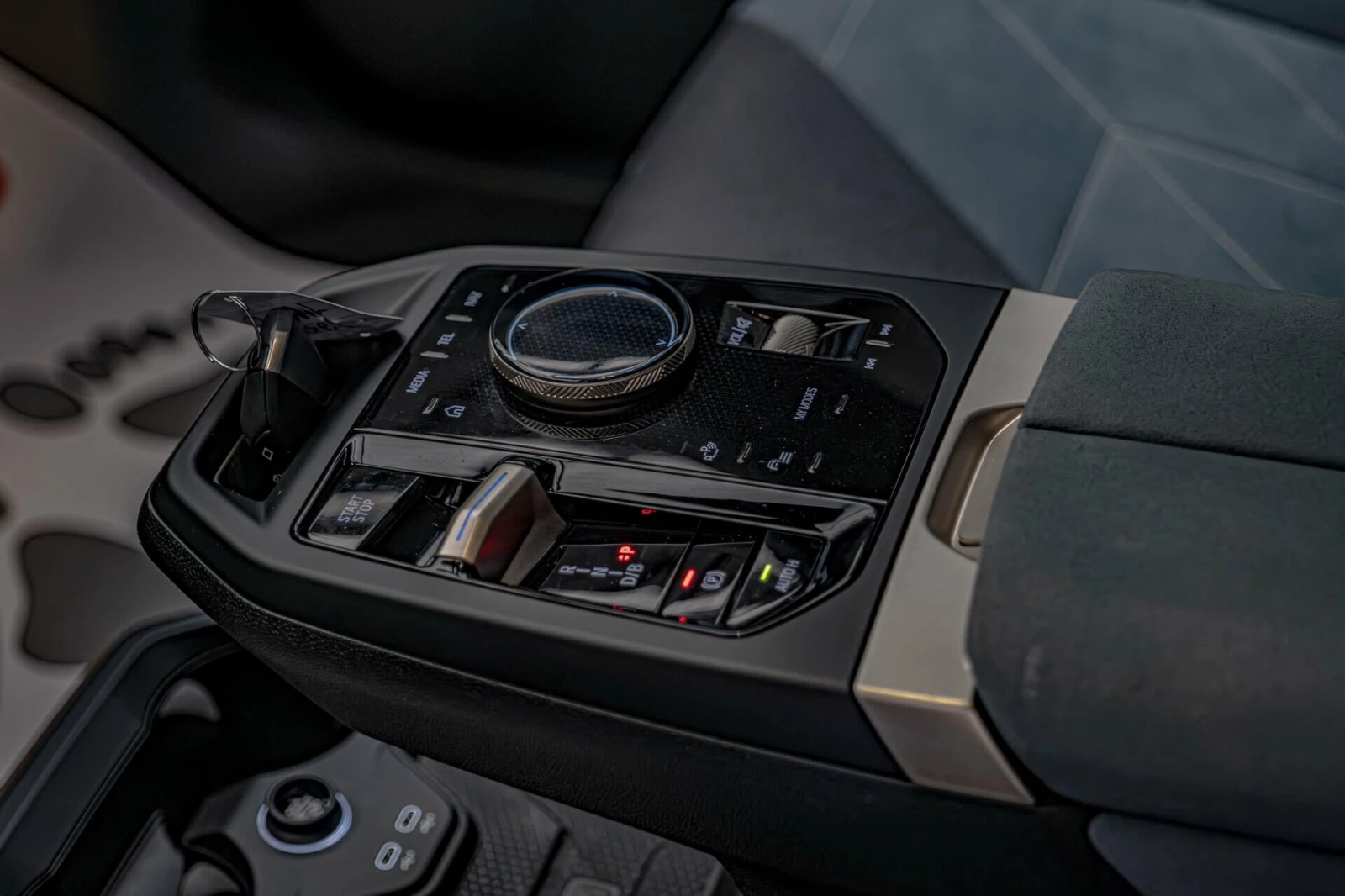 BMW iX xDrive 50/Harman Kardon/Камера 360/Ambient/Soft Cl, снимка 11 - Автомобили и джипове - 55108814