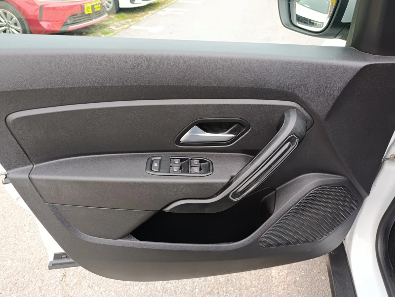 Dacia Duster 1.3TCe-130kc-4x4 N1, снимка 10 - Автомобили и джипове - 52372280