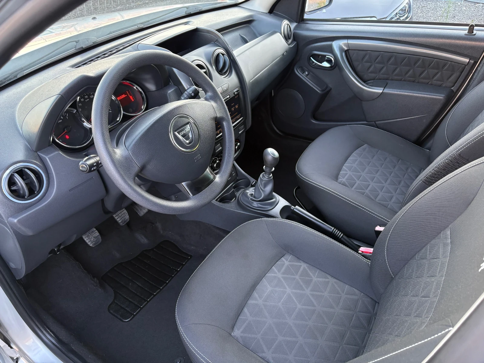 Dacia Duster 1.5 DCI 110кс 6ск 195.000 КМ, снимка 8 - Автомобили и джипове - 56152358