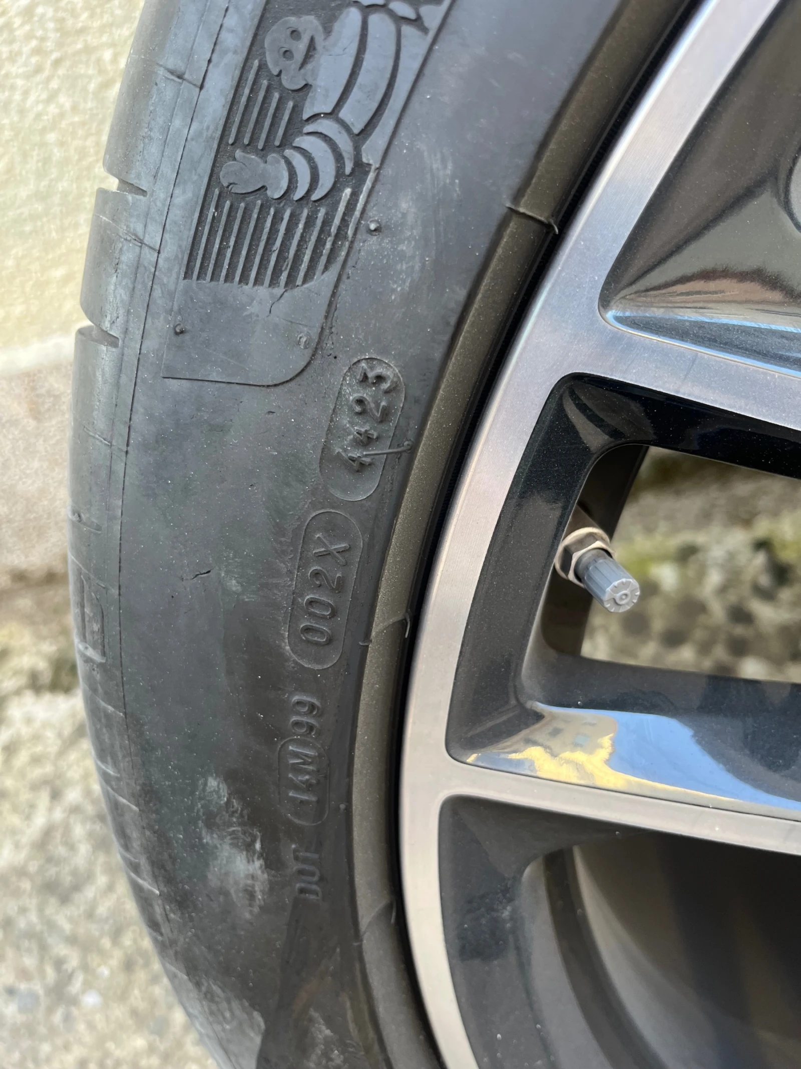 Гуми Летни 325/35R23, снимка 2 - Гуми и джанти - 53921552