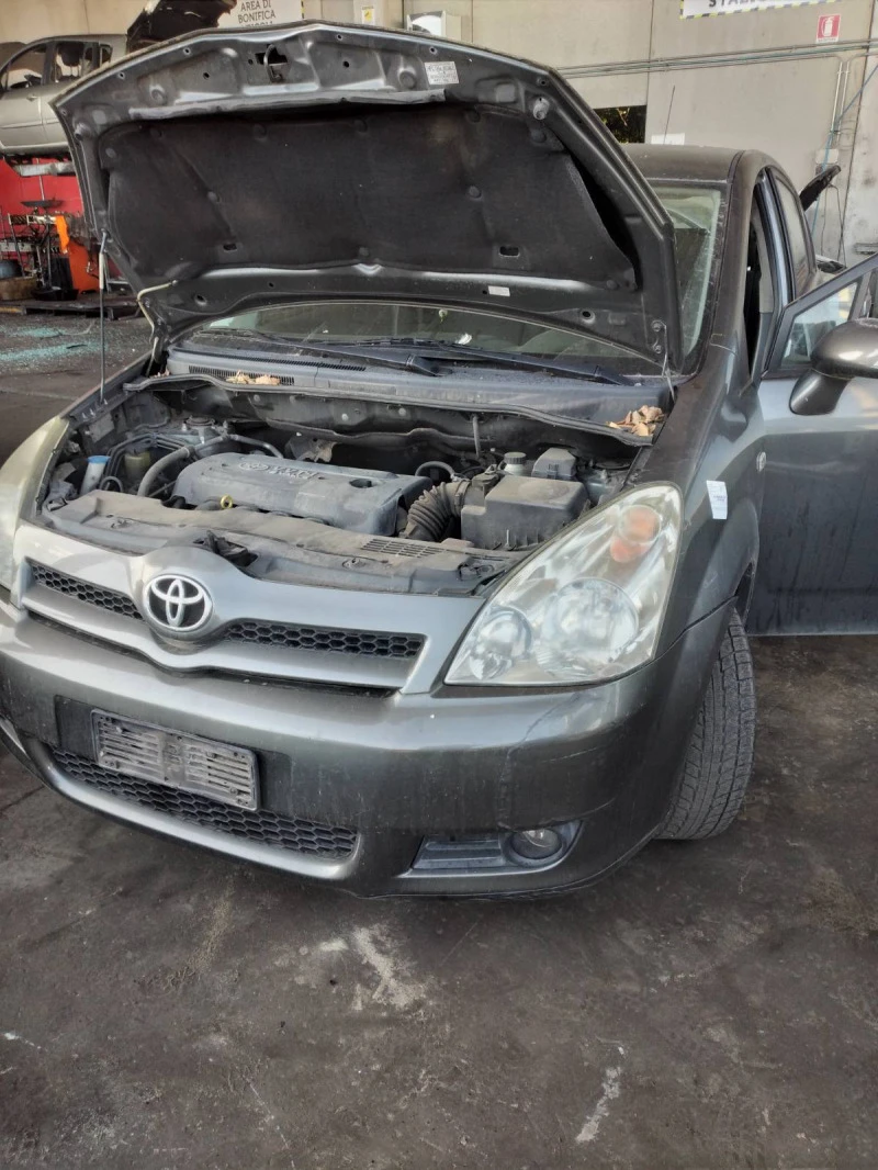 Toyota Corolla verso 2.0 D4D, снимка 2 - Автомобили и джипове - 40364575