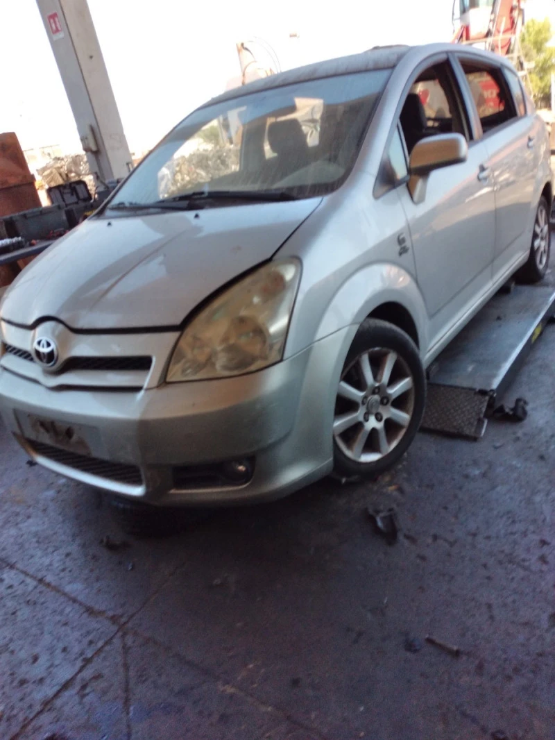 Toyota Corolla verso 2.0 D4D, снимка 1 - Автомобили и джипове - 40364575