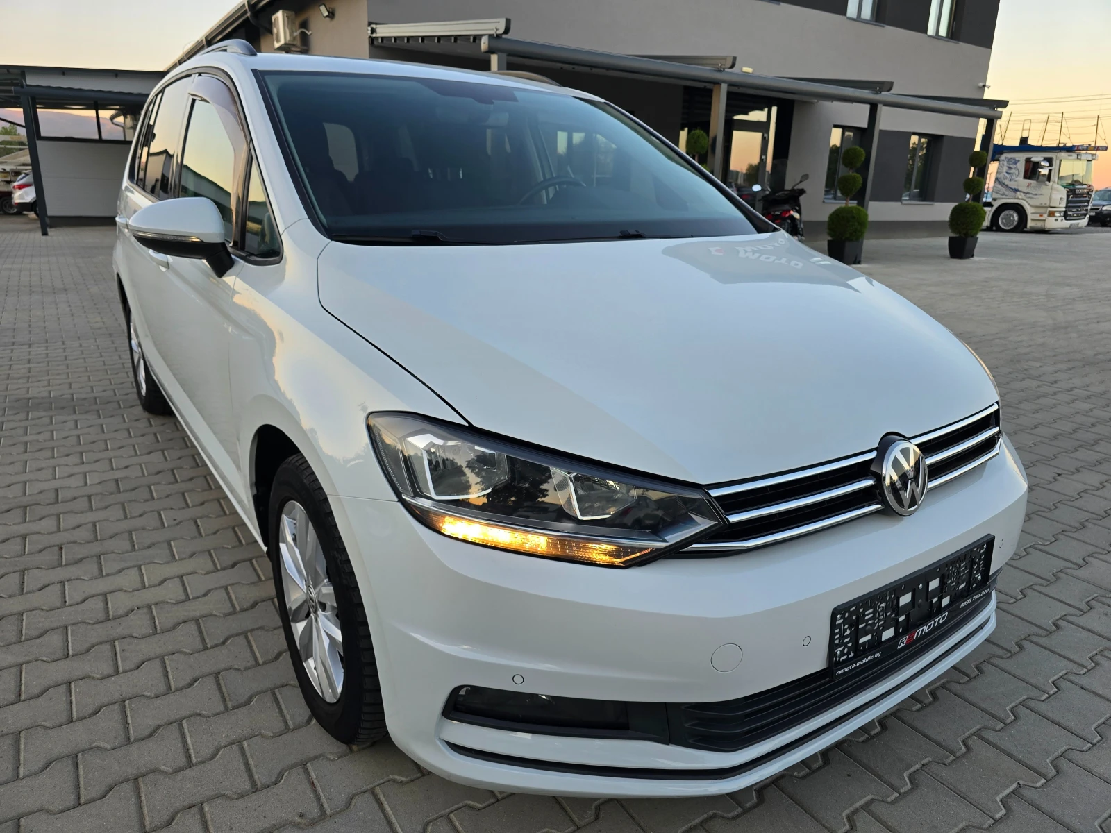 VW Touran 1.6TDI, 115к.с., Автомат, 7-места, 2018г.! - изображение 2