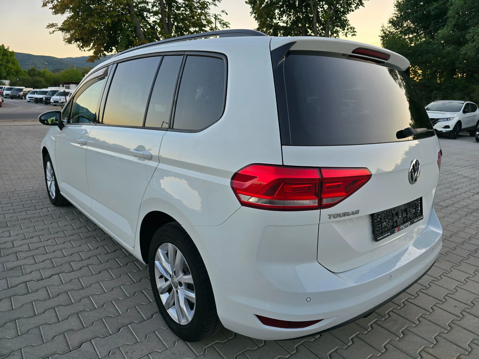VW Touran 1.6TDI, 115к.с., Автомат, 7-места, 2018г.! - изображение 5