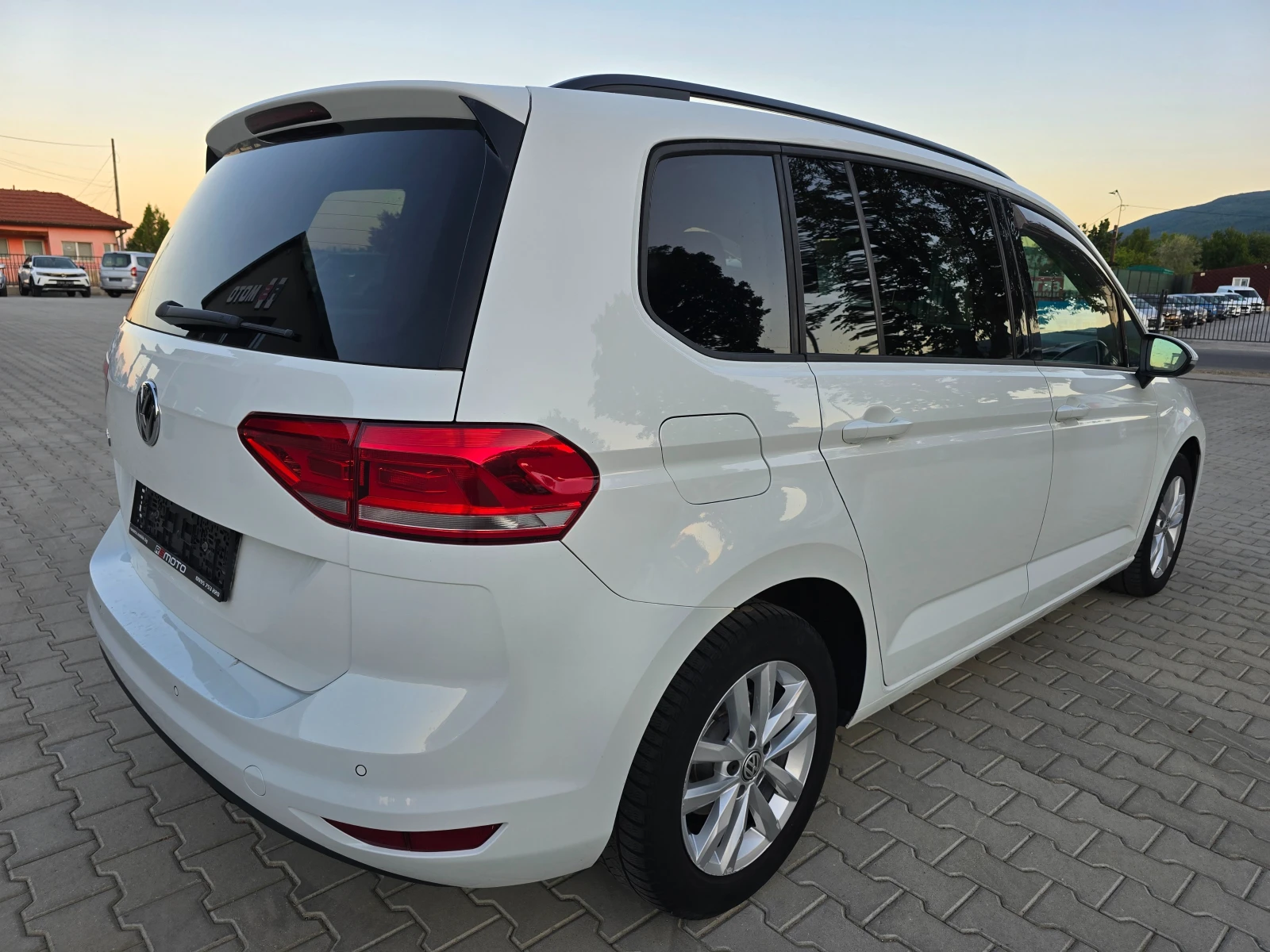 VW Touran 1.6TDI, 115к.с., Автомат, 7-места, 2018г.! - изображение 4