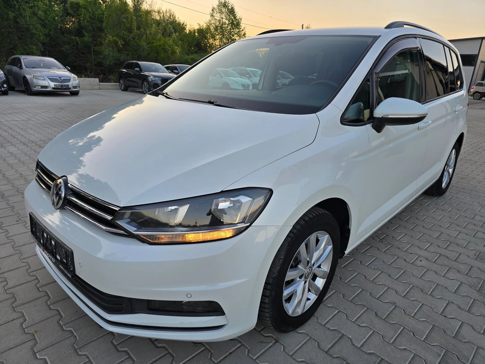 VW Touran 1.6TDI, 115к.с., Автомат, 7-места, 2018г.! - изображение 6
