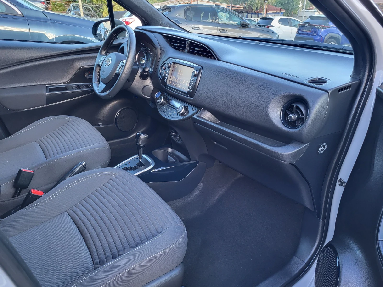 Toyota Yaris 1.5 HYBRID / Nardo Grey /  - изображение 8