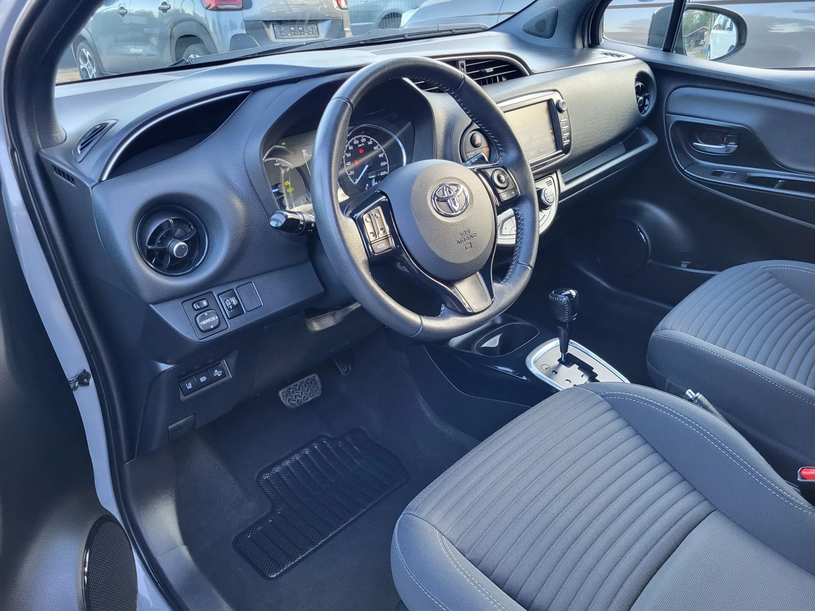 Toyota Yaris 1.5 HYBRID / Nardo Grey /  - изображение 7
