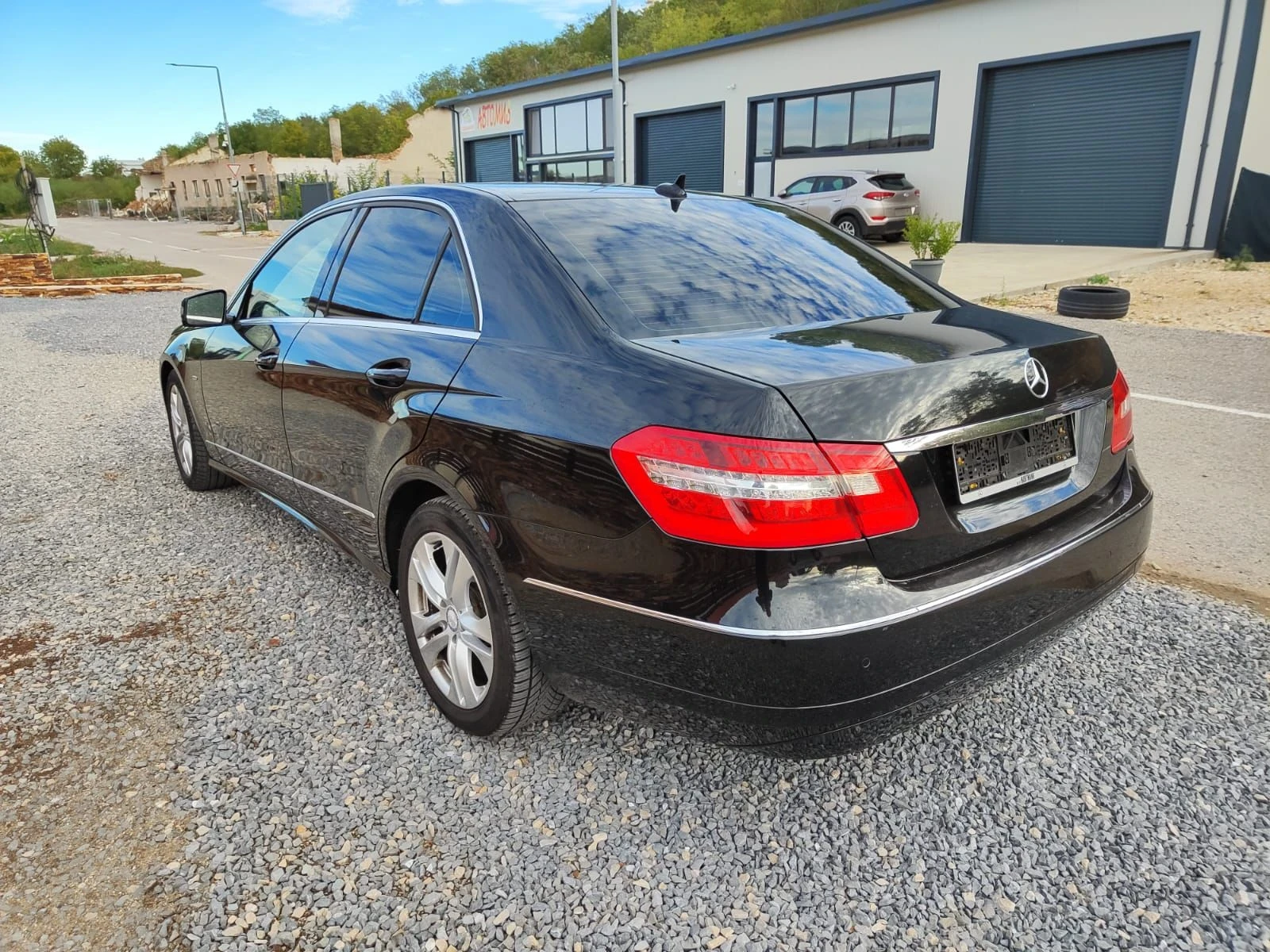 Mercedes-Benz E 220, снимка 4 - Автомобили и джипове - 54037614