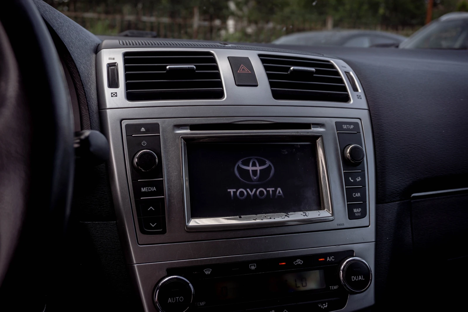 Toyota Avensis 2.0 D-4D TOP! ALCANTARA | С ГАРАНЦИЯ!, снимка 9 - Автомобили и джипове - 55100989