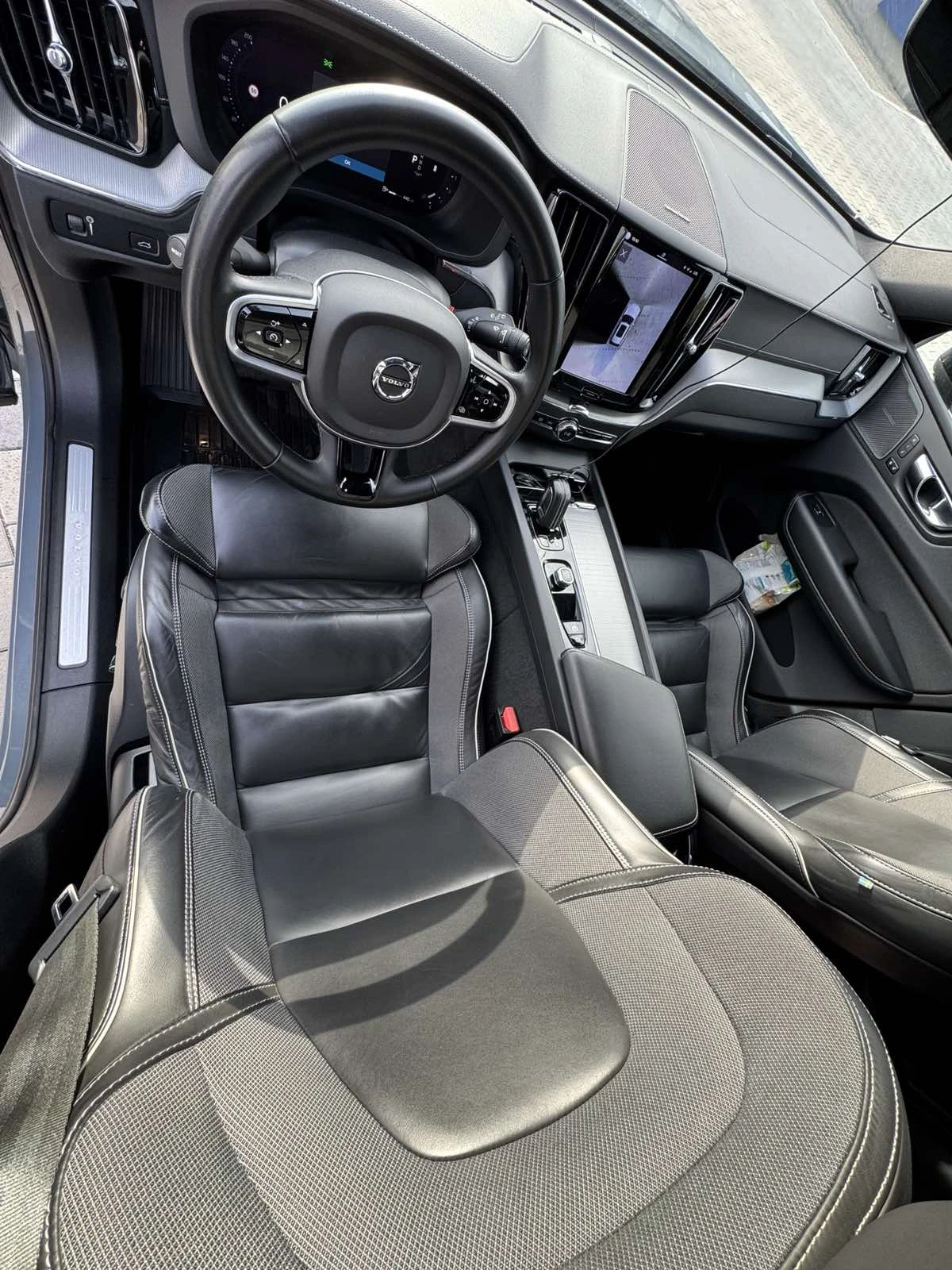 Volvo XC60 R-design B5 Mild Hybrid, снимка 11 - Автомобили и джипове - 56726371
