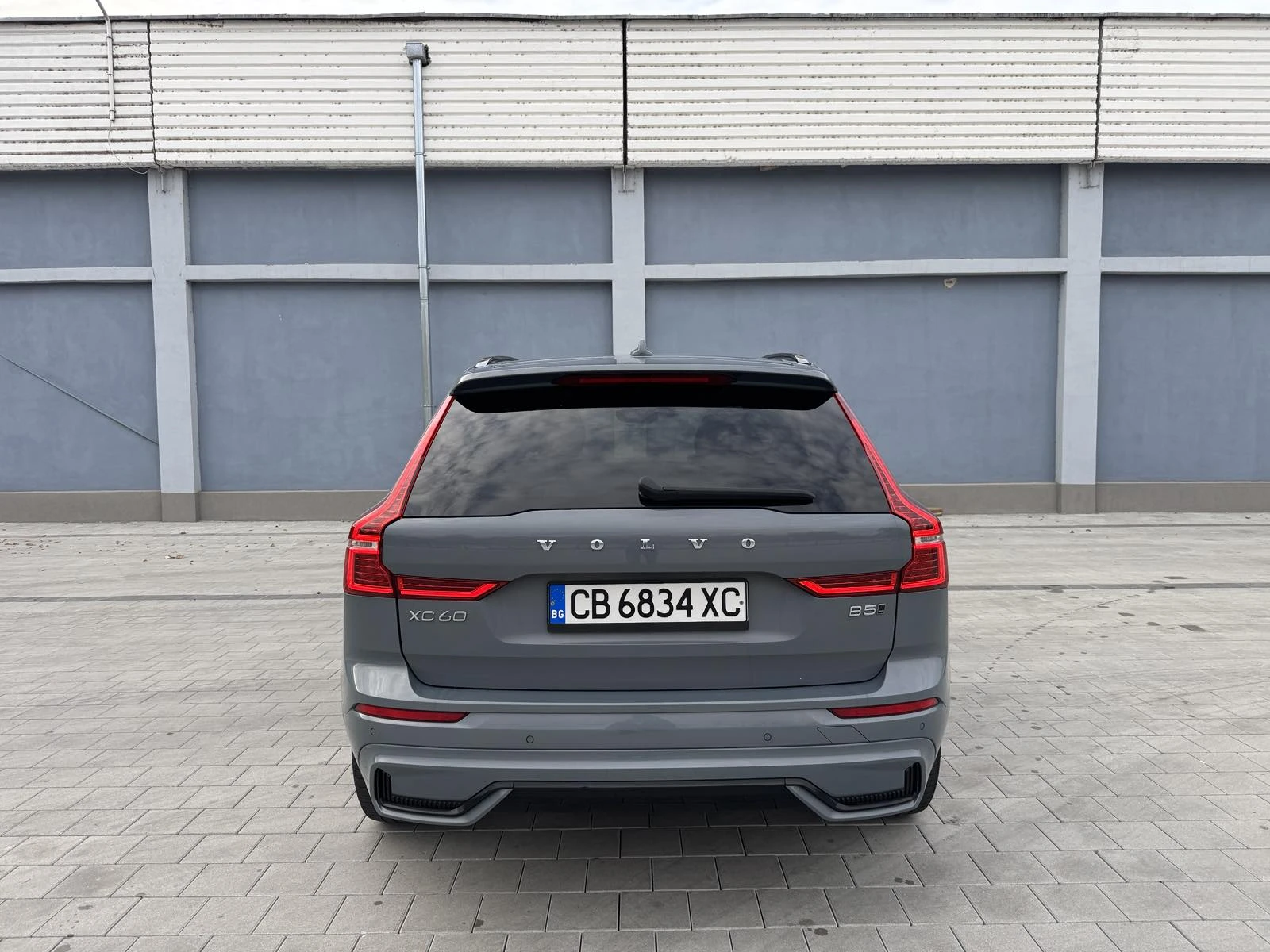 Volvo XC60 R-design B5 Mild Hybrid, снимка 6 - Автомобили и джипове - 56726371