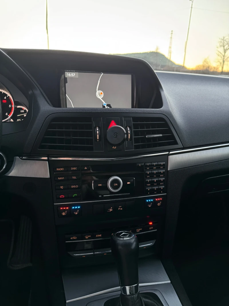 Mercedes-Benz E 350 * Пано* Обдухване* , снимка 11 - Автомобили и джипове - 52270337