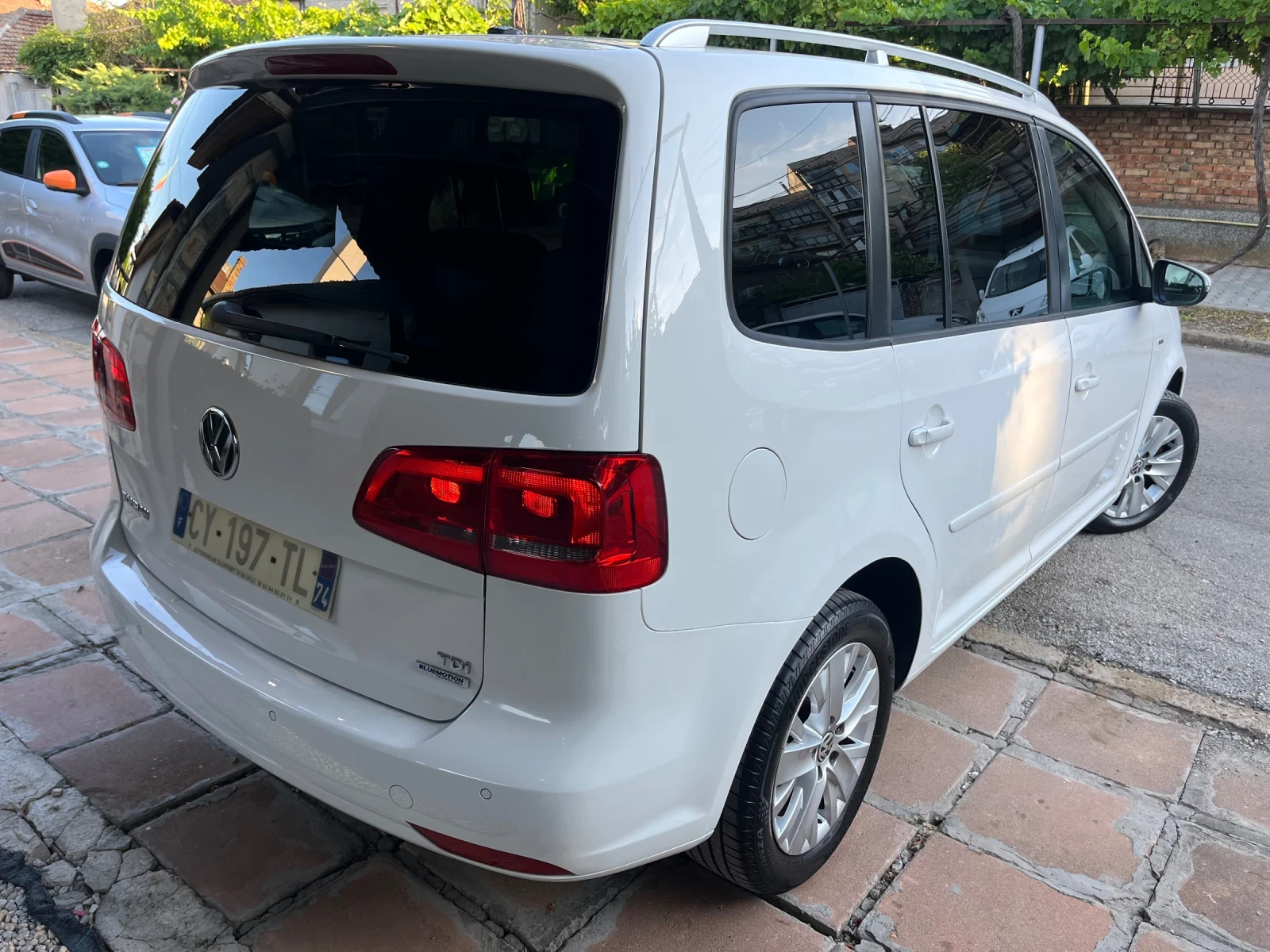 VW Touran LIFE-FullService, снимка 4 - Автомобили и джипове - 54983575