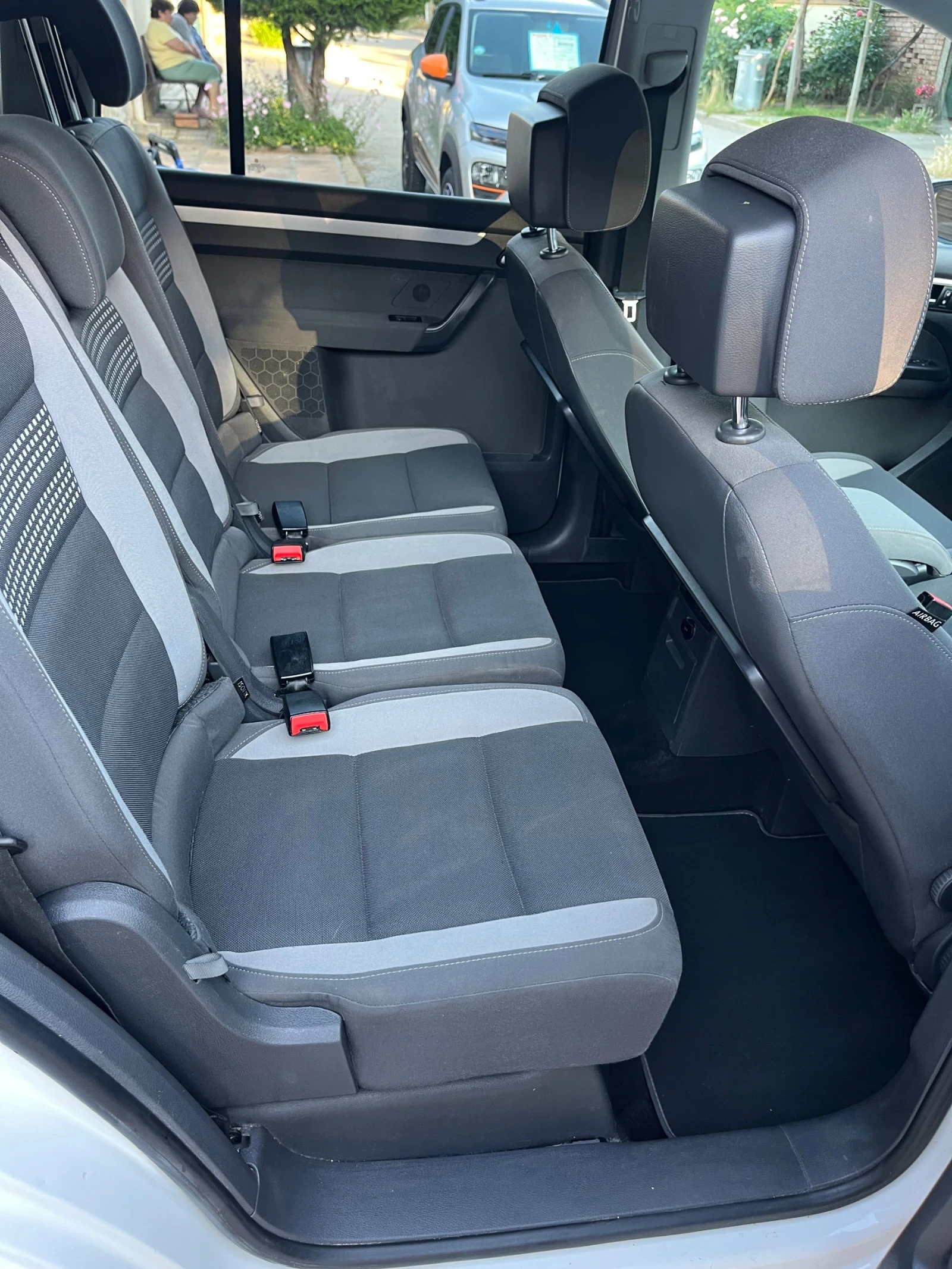 VW Touran LIFE-FullService, снимка 10 - Автомобили и джипове - 54983575