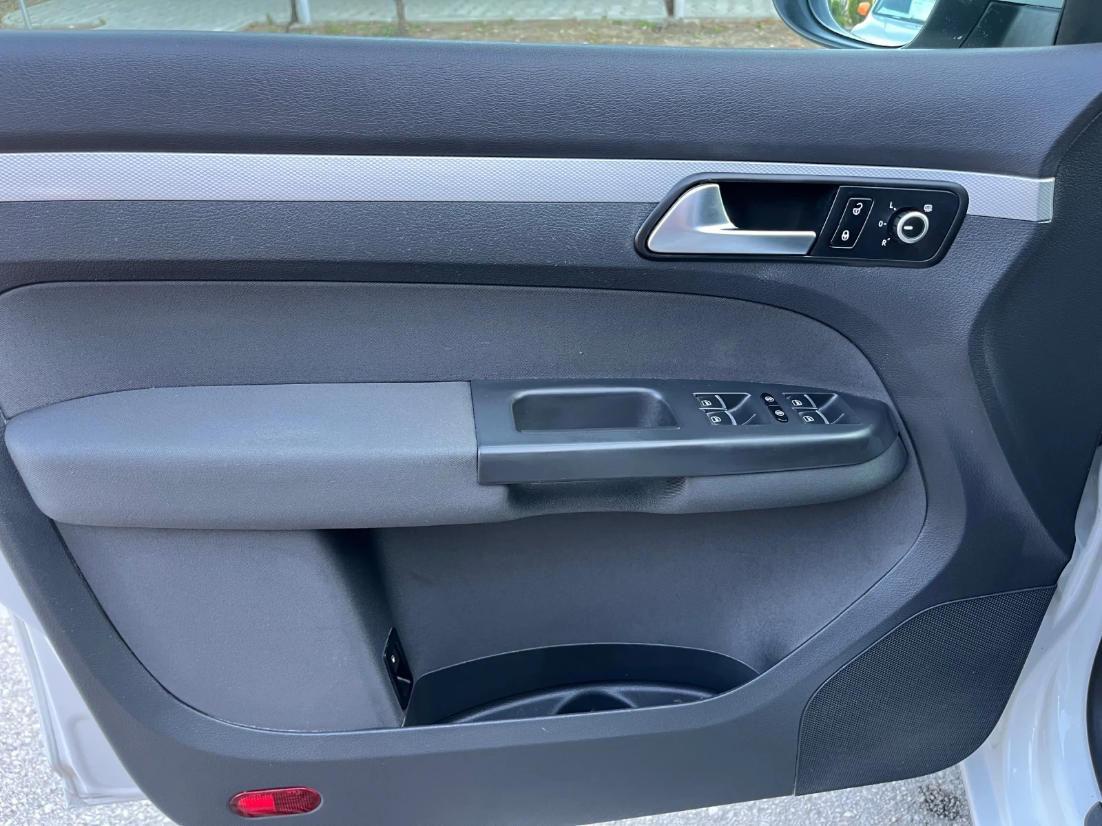 VW Touran LIFE-FullService, снимка 15 - Автомобили и джипове - 54983575
