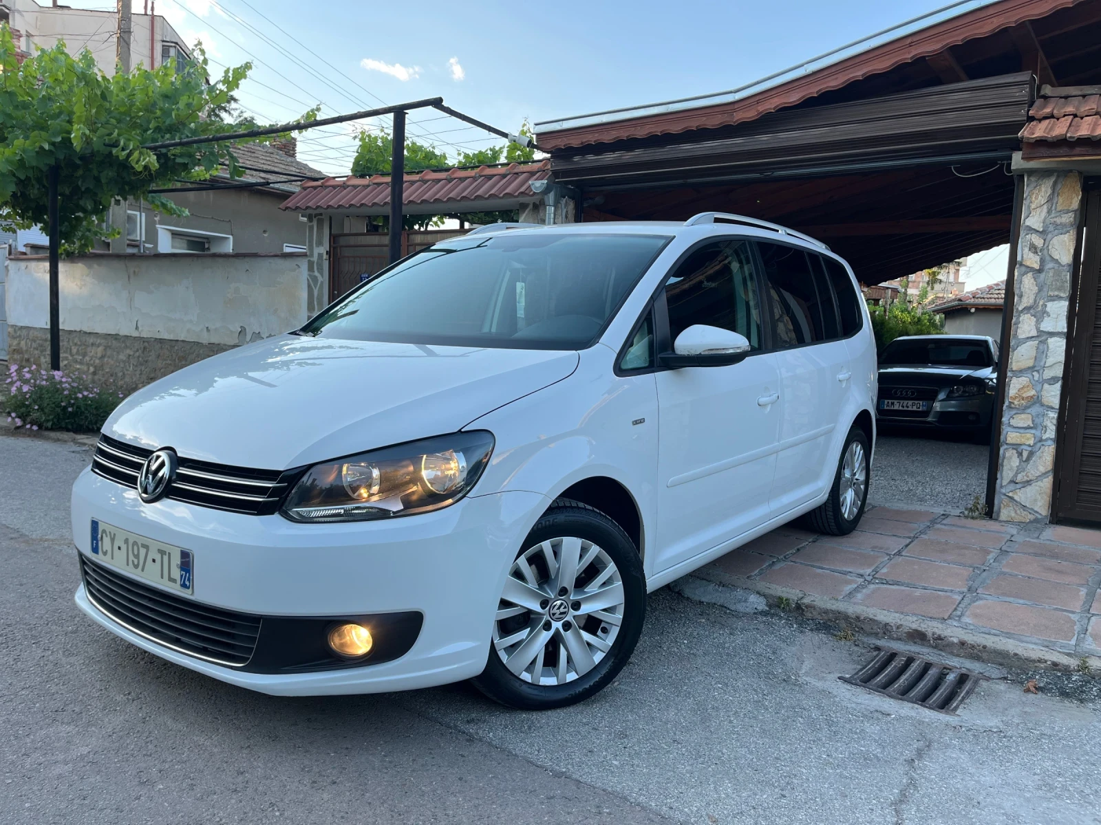 VW Touran LIFE-FullService, снимка 2 - Автомобили и джипове - 54983575