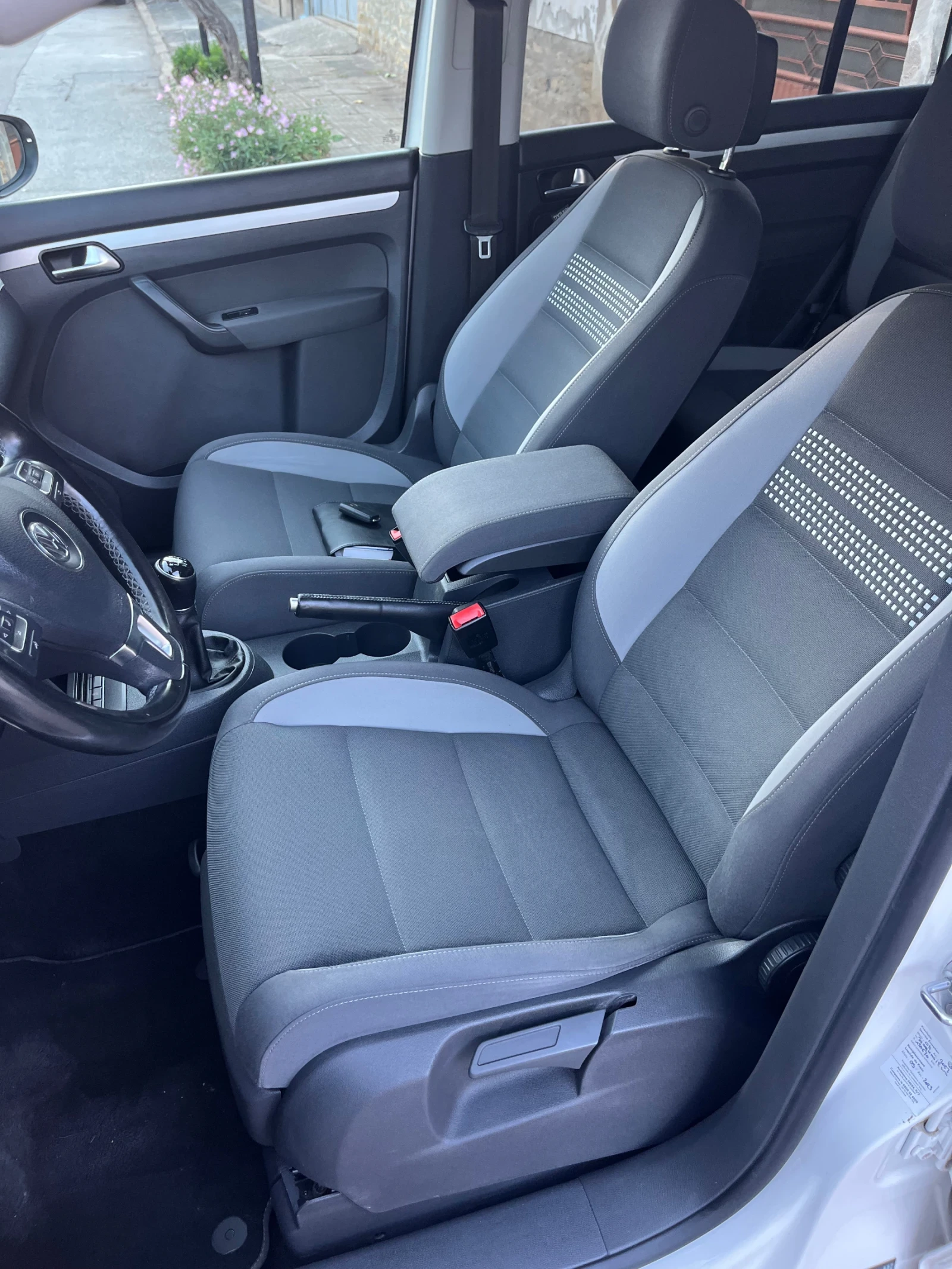 VW Touran LIFE-FullService, снимка 6 - Автомобили и джипове - 54983575
