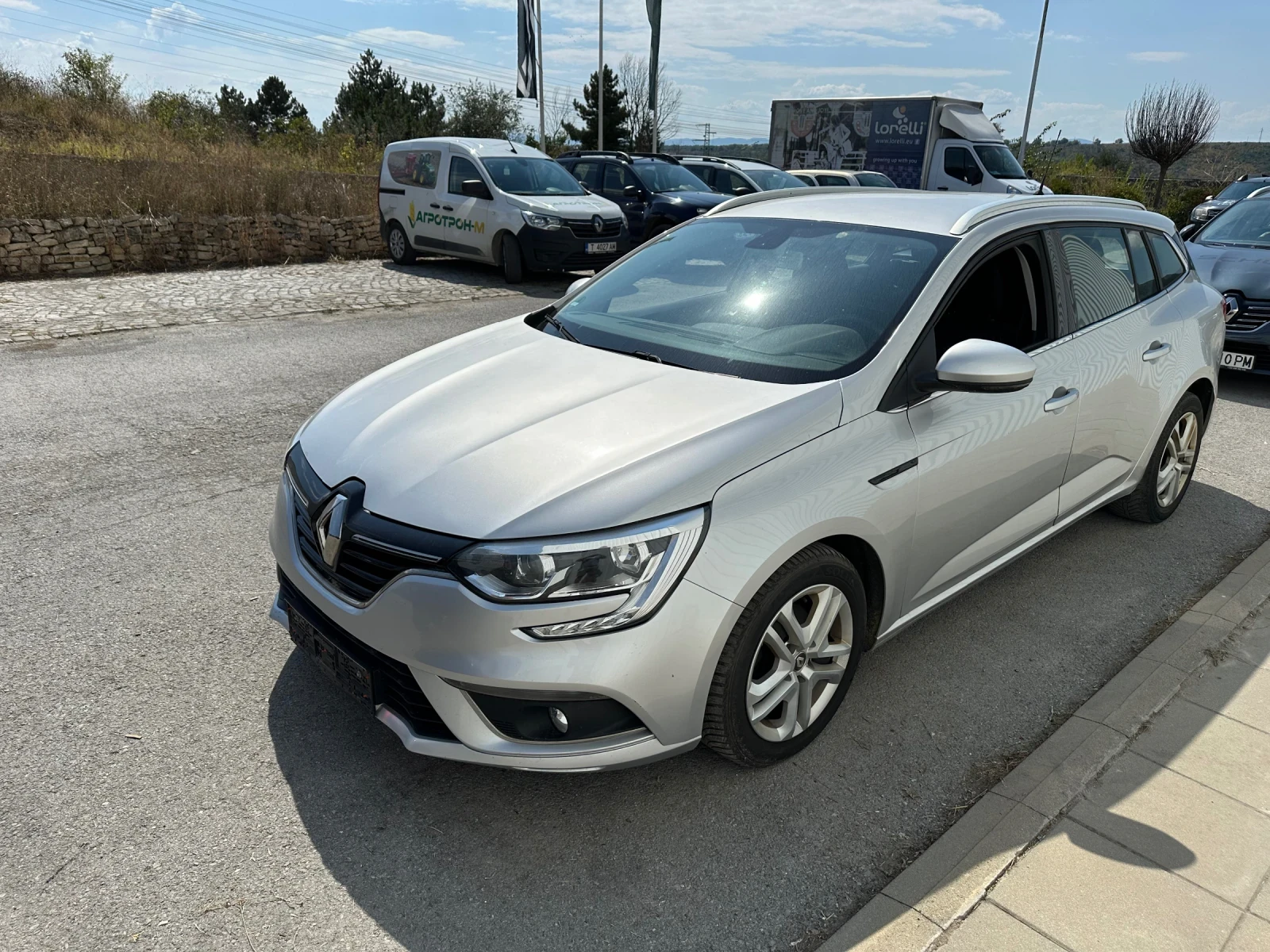 Renault Megane 1.2Tce, снимка 2 - Автомобили и джипове - 56107556