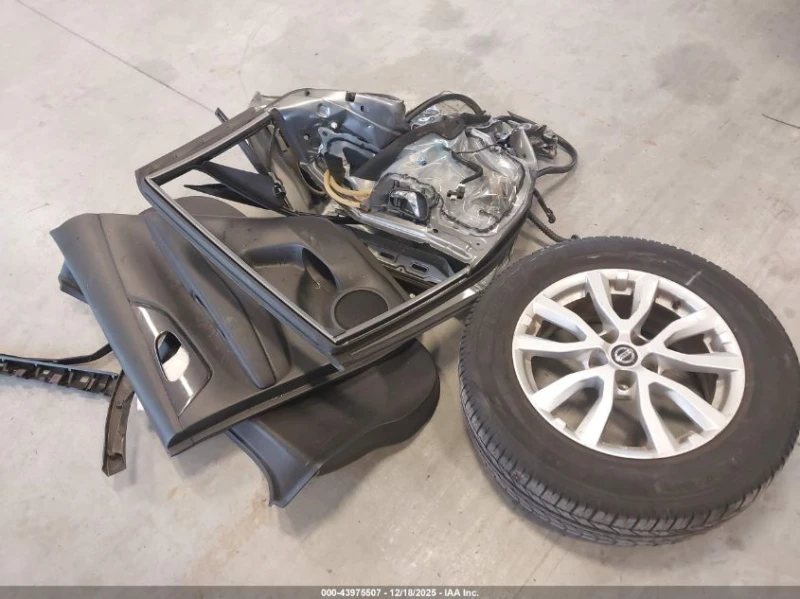 Nissan Rogue 2.5L I-4 DOHC, VVT, 170HP Front Wheel Drive, снимка 4 - Автомобили и джипове - 53500929