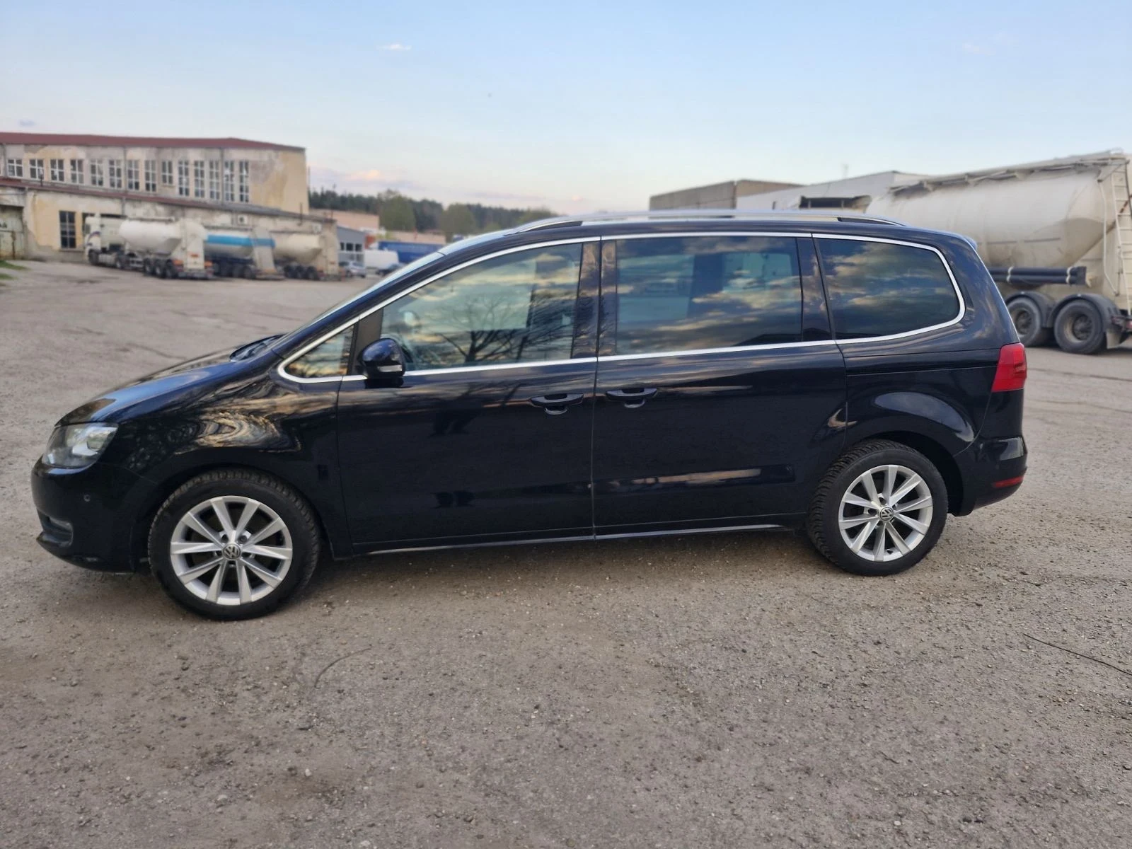 VW Sharan 2.0 TDI 7 МЕСТЕН , снимка 7 - Автомобили и джипове - 54455419