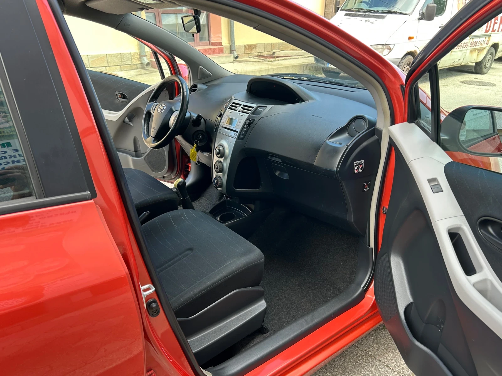 Toyota Yaris 1.3VVT-i КЛИМАТИК, снимка 10 - Автомобили и джипове - 54515781
